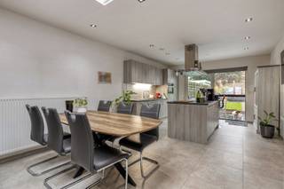 <span><span>In de Kouterweg te Emelgem bieden wij u deze gezellig ingerichte rijwoning aan, gelegen op een rustige locatie met een vlotte verbinding naar het centrum van Izegem, winkels, scholen en belangrijke invalswegen.<br /><br />Deze woning combineert wooncomfort met een praktische indeling en een aangename leefomgeving. Dankzij de grote raampartijen geniet u van een<strong> lichtrijke leefruimte</strong> die zorgt voor een open en ruimtelijk gevoel.<br />Ook beschikt het eigendom over een ruime <strong>slaapkamer met dressing</strong> en de mogelijkheid tot <strong>een 2de ruime slaapinrichting</strong>. Daarnaast is er vooraan een technische wasruimte die tevens dienst doet als fietsenberging en voorzien is van een sectionale poort.<br />Ook op vlak van duurzaamheid heeft deze woning heel wat te bieden dankzij de aanwezigheid van 6 zonnepanelen, een <strong>regenwaterput en putwater</strong>.<br /><strong>Ideaal voor starters of als investeringspand</strong><br /><br /><u>Indeling:</u></span></span>
<ul>
<li><span><span>Gelijkvloers: inkomhal – lichtrijke leefruimte met open ingerichte keuken – toilet - badkamer – technische wasruimte/fietsenberging met sectionale poort - gezellige tuin en terras</span></span></li>
<li><span><span>Eerste verdieping: slaapkamer - dressing – apart toilet.</span></span></li>
<li><span><span>Tweede verdieping: slaapkamer of polyvalente ruimte.</span></span></li>
</ul>
<span><span><u>Troeven:</u></span></span>
<ul>
<li><span><span>Lichtrijke leefruimte;</span></span></li>
<li><span><span>Polyvalente ruimte;</span></span></li>
<li><span><span>Technische ruimte/fietsenberging met sectionale poort;</span></span></li>
<li><span><span>Regenwater en putwater;</span></span></li>
<li><span><span><strong>6 zonnepanelen</strong>;</span></span></li>
<li><span><span><strong>Volledig gerenoveerd</strong>;</span></span></li>
<li><span><span><strong>EPC B</strong>: 127 kWh/m²jaar; </span></span></li>
<li><span><span>Elektrisch bediende rolluiken</span></span></li>
</ul>
<span><span> Hebben we uw interesse gewekt? Wenst u meer info of een bezoek ter plaatse? Aarzel dan niet en contacteer ons kantoor op het nummer 051 50 11 51 of mail naar info@diksimmo.be.</span></span>