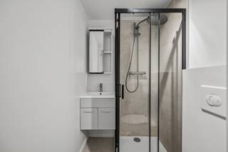 **ACADEMIEJAAR 2026-2027 - ENKEL STUDENTEN/STUDENTS ONLY**In de Tiensestraat bieden we met veel plezier enkele studentenkamers met eigen sanitair...