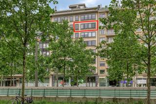 Ontdek dit schitterende appartement te koop in het hart van Antwerpen, in een nieuwbouw uit 2014. Dit ruime appartement van ca. 130 m² met EPC A biedt een uitzonderlijke woonervaring in de bruisende stad Antwerpen. U kan genieten van veel natuurlijk licht en rust op deze zesde verdieping. Het nabijgelegen Operaplein en centraal station zorgen voor een uitstekende bereikbaarheid.Indeling:- inkomhal- lichtrijke woonkamer op parket- keuken vooraan volledig voorzien van alle nodige toestellen - masterbedroom aan de rustige achterzijde- tweede volwaardige slaapkamer- moderne badkamer met inloopdouche en dubbele lavabo- apart toilet - berging Dit appartement is ideaal voor wie op zoek is naar een instapklare woning op een gewilde locatie. De nabijheid van winkels, restaurants en cultuur maakt wonen hier bijzonder aantrekkelijk. Zoek je een appartement te koop in Antwerpen? Dan is dit een unieke kans.Bent u geïnteresseerd in een appartement of woning te koop in Antwerpen? Aarzel dan niet om ons te contacteren. Had u graag uw eigen eigendom te koop aangeboden contacteer ons dan voor een vrijblijvende schatting, telefonisch op het nummer 03/206.76.76 of per mail naar antwerpen@dewaele.com.Ook voor alle andere vragen omtrent vastgoed, kopen of verkopen kan u steeds bij ons terecht!Bestuursmaatregelen in het maatregelenregister: nee