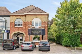 <p>Topgelegen investeringspand bestaande uit een verhuurd handelspand en een appartement, gelegen op een ruim perceel van +/- 1.200 m² met uitbreidingsmogelijkheden. Ideaal voor investeerders dankzij goede zichtbaarheid en topligging. Indeling handelspand: zithoek, bar, keuken en opslagruimte. Indeling appartement: aparte ingang, een keuken, badkamer, leefruimte, slaapkamer en zolder. Bezoek na afspraak met IMMO BEGUIN of mail naar info@immobeguin.be</p>