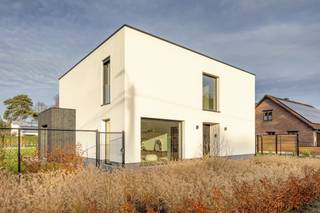 Verkoop onder het voordelige registratierecht! Geheel vernieuwbouwde energiezuinige villa, badend in het licht en met perfecte look and and feel alsook kwalitatieve materiaalkeuze en dit op een perceel van 1018m² met bijhorende externe garage.<br /><br />INDELING: Centrale inkomhal met gastentoilet en vestiairegedeelte – Leefruimte op keramische tegel met ongeziene lichtinval met aanpalend luxueus ingerichte keuken voorzien van alle toestellen, marmeren werkblad, ontbijtplek enz – Vervolgens handige bergruimte met voorzieningen WM+DK en overige technieken alsook toegang tot buiten – Verder is er een ruime kantoorruimte/speelhoek met aparte toegang. V1 omvat 3 zeer ruime slaapkamers, allen voorzien van maatwerk, elektrische rolluiken en airco – Masterbedroom omvat een zeer ruime kamer me ensuite dressing en badkamer die van alle toestellen werd voorzien – Overige slaapkamers delen eveneens een geheel ingerichte badkamer - Verder is er nog een geheel aangelegde en omheinde tuin die werd afgewerkt met een mooi terras alsook een aparte garage/tuinhuis/hobbyruimte die toegankelijk is via de zijkant van het perceel alsook extra overdekt terras.<br /><br />BIJZONERHEDEN: Verkoop onder voordelig registratierecht – Vernieuwbouw – Zeer energiezuinig epeil: < 20 – Kwalitatieve materiaalkeuze – Warmtepomp glvl lucht-water (vloerverwarming), V1 airco met warmtewisselaar – Veel spots – RWP 5000l – Plaatsing van 13 zonnepanelen volgt nog - P&amp;G score A - Stedenbouw in aanvraag.