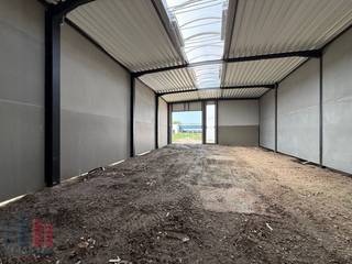 <strong>Gloednieuwe KMO-unit van 255m²</strong> gelegen te Evergem. De ligging in Evergem zorgt voor een uitstekende bereikbaarheid, op slechts 2 km van de R4, wat een vlotte verbinding biedt naar zowel de E34 richting Antwerpen/Knokke als de E40 richting Brussel en Oostende.<br /><br />De unit maakt deel uit van het project <strong>'Bizzpark Doornzele'</strong>, een project gekenmerkt door duurzaamheid en architectuur. Er is bovendien een optie om een extra verdieping van 60 m² te realiseren, bespreekbaar op aanvraag, ideaal als kantoor of extra opslagruimte. Deze unit is uitgerust met een automatische sectionale poort en heeft een vrije hoogte van 6,5 meter. De unit is volledig geïsoleerd en afgewerkt met een polybetonvloer met een draagkracht van 2,5 ton/m² permanente belasting. De ruimte is ook voorzien van een lichtstraat met geïntegreerd rookluik, een elektrische aansluiting van 3 x 400V + N met een stroomsterkte van 40A. Elke unit beschikt tevens over een regenwaterput van 5.000 liter. Zonnepanelen kunnen nog optioneel worden voorzien, afhankelijk van de noden van de gebruiker.<br /><br />De omgeving van het gebouw wordt volledig aangelegd met groenvoorziening. Verplichte aankoop van één autostaanplaats, extra staanplaatsen mogelijk alsook mogelijkheid voor wachtbuizen voor het plaatsen van een laadpaal. Indien u op zoek bent naar een andere oppervlakte, staan wij ook klaar om u verder te helpen. <strong>Reeds 65 % verkocht!</strong><br /><br />Heeft u interesse of wenst u graag meer details over deze KMO-unit? Aarzel dan niet om contact op te nemen met <strong>PANORAMA B2B</strong> voor bijkomende informatie, gedetailleerde plannen of om een vrijblijvend plaatsbezoek in te plannen. U kunt ons bereiken op het nummer <strong>0477 02 09 02</strong>.
