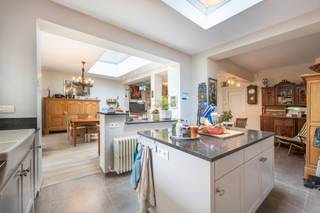 Deze woning is centraal gelegen op wandelafstand van de winkels langs de Maalse Steenweg, wandel-/fietsafstand van centrum Brugge, vlakbij scholen,…<br /><br />De woning bijzonder degelijk opgebouwd met betonnen tussenverdiepingen en is ingedeeld in:<br />Ondergronds: kelder en kruipkelder.<br />Gelijkvloers: inkom, leefruimte met bureauhoek, zithoek met gascassette, eetplaats, open keuken met eiland, hardsteen werkblad, gasfornuis. Verder is er een wasberging met toegang tot de tuin en ook een garage.<br />Eerste verdieping: 3 ruime slaapkamers, mogelijkheid tot dressing, badkamer (inloopdouche, toilet, lavabo) en vaste trap naar tweede verdieping.<br />Tweede verdieping: polyvalente, geïsoleerde zolder met mogelijkheid tot 2 extra slaapkamers. De veluxramen werden reeds vervangen.<br /><br />Buiten: oprit, aangeplante voortuin en achtertuin met terras, verschillende zones én GEMETSELD BIJGEBOUW met houtkachel: ideaal als hobbyruimte,…<br /><br />Contacteer Bonne Vastgoed 7 op 7 via 050/73.73.73 of info@bonnevastgoed.be voor meer info of bezoek.<br /><br />