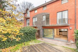 Deze woning met maar liefst 5 slaapkamers en 2 badkamers is gelegen op een ideale centrumlocatie. De zeer rustige ligging doch op een steenworp...