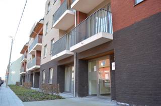 Serviceflat in de ruime zin van het woord. Gelegen op het gelijkvloers en uitermate toegankelijk voor zowel senoiren, andersvaliden en voorzien van alle moderne technieken.<br />Het complex is gebouwd rondom een centrale cafetaria/ontmoetingsplaats met mooi aangelegde tuin, gebruik van kwalitatieve materialen en heel wat parkeermogelijkheid.<br /><br />De flat is voorzien van eigen keuken, berging, slaaphoek aan de leefruimte en badkamer met toilet en douche, CV op aardgas en een leuk zonneterras toegankelijk vanuit de leefruimte.<br />Assistentiebel/videofonie is aanwezig en mede de basisdienstverlening maar daarnaast ook heel wat extra optionele faciliteiten als daar maaltijdservice, schoonmaak, mogelijkheid tot boodschappendienst,…).<br />De eigenaar is bij aankoop van dergelijke eigendom vrijgesteld van jaarlijkse onroerende voorheffing wat het rendement daarmee aanzienlijk verhoogt. Aankoop onder registratierecht (grondaandeel via erfpacht).<br /><br />Optioneel is er de mogelijkheid om twee bovengrondse standplaatsen aan te kopen.<br /><br />Onze REF. DEV1574