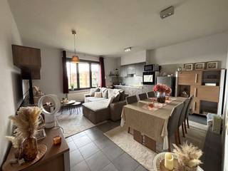 Bent u op zoek naar een appartement om te huren in Hasselt op een toplocatie? Dit lichtrijke appartement bevindt zich aan Quartier Bleu, één van de meest gegeerde buurten van Hasselt. Dankzij de combinatie van een rustige woonomgeving, en de nabijheid van alle voorzieningen is dit vastgoed een ideale keuze voor wie comfortabel wil wonen. Dit appartement is te huur en biedt een aangename woonervaring in het hart van Hasselt.<br /><br />Verdiep +5<br />- lichtrijke leefruimte<br />- keuken<br />- 1 slaapkamer<br />- badkamer met ligbad<br /><br />Verdiep -1<br />- kelderberging <br /><br />De praktische indeling en de lichtrijke leefruimte zorgen voor een comfortabel woongevoel. Bovendien biedt de kelder extra opbergruimte.<br /><br />De ligging in Hasselt is een absolute troef. U woont vlak bij Quartier Bleu, met een ruim aanbod aan winkels, horecazaken en recreatiemogelijkheden. Ook scholen en het openbaar vervoer bevinden zich op korte afstand, waardoor u zich vlot kunt verplaatsen. Dankzij de goede bereikbaarheid zijn ook de belangrijkste invalswegen snel bereikbaar.<br /><br /><br />Dit appartement biedt een uitzonderlijke combinatie van ruimte, comfort en een uitstekende ligging – een unieke kans voor wie op zoek is naar een kwalitatieve huurwoning in Hasselt Centrum.<br /><br />De snelste manier om een bezoek te brengen aan dit appartement? Vraag je bezoek aan via de rode knop op onze website (www.dewaele.com).<br /><br />Telefonisch kunnen er geen afspraken gemaakt worden. Bij andere vragen kun je ons telefonisch contacteren via 011 30 50 50.<br /><br />Tot binnenkort<br />