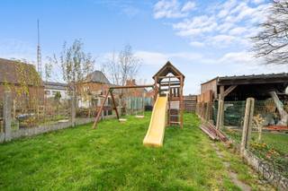 Charmante maison avec BEAUCOUP DE POTENTIEL, grand jardin et atelier/espace de rangement, idéale pour ceux qui recherchent de l'espace et...