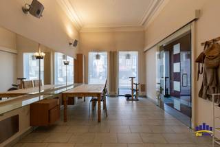 Op wandelafstand van het centrum van Ledeberg vindt u deze ruime herenwoning met een bewoonbare oppervlakte van 275 m². Dankzij de praktische indeling en de vele mogelijkheden is deze woning geschikt voor gezinnen, zelfstandigen of wie wonen en werken wil combineren.<br /><br />De inkomhal behoudt haar authentieke uitstraling met onder meer een originele trap, parketvloeren en hoge plafonds. Op het gelijkvloers bevindt zich een aparte ruimte die kan dienen als bureau of praktijk, aangevuld met een kitchenette. Achteraan bevinden zich de keuken, de leefruimte en een berging met apart toilet. De grote raampartijen zorgen voor veel natuurlijk licht en de woning beschikt bovendien over twee stadstuinen. Daarnaast zijn er 8 zonnepanelen aanwezig, wat bijdraagt aan een lagere energiekost.<br /><br />Op de drie verdiepingen zijn vier volwaardige slaapkamers en twee badkamers voorzien, waardoor er voldoende ruimte is voor een groot gezin of een combinatie van wonen en thuiswerken.<br /><br />De ligging is een extra pluspunt, met winkels, openbaar vervoer, het centrum van Ledeberg en belangrijke invalswegen in de onmiddellijke omgeving.<br /><br />Bent u op zoek naar een ruime woning met karakter en tal van mogelijkheden op een centrale locatie? Contacteer ons voor meer informatie of een bezoek.<br /> 