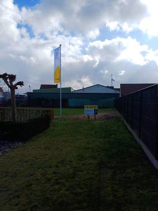 Deze bouwgrond in Ooigem (Wielsbeke) is heel gunstig gelegen. Je woont er in de buurt van winkels, scholen en openbaar vervoer. Bovendien geniet je van een vlotte verbinding met de belangrijke invalswegen. De grootte van de villapercelen en de ruime voorschriften bieden je tal van mogelijkheden. Hier bouwen wij jouw nieuwe, energiezuinige woning volledig op maat, tegen een vaste prijs. Contacteer ons en ontdek alle mogelijkheden.