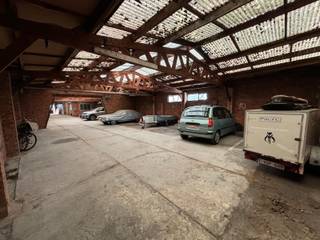 - Ruimte voor 14 autostaanplaatsen + 2 bergingen / ruimtes- Interessante investering met gegarandeerd rendement- Maandelijkse huurinkomst van €600...