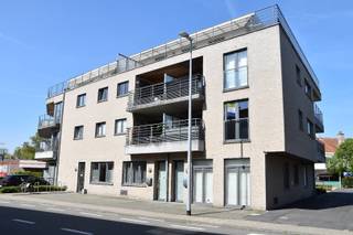 Instapklaar appartement op een centrale ligging te Gullegem. U bevindt zich op wandelafstand van bakker, slager en supermarkten. Ook scholen en andere dagelijkse voorzieningen zijn vlotjes bereikbaar.<br /><br />Indeling als volgt:<br />Dit lichtrijke en ruime appartement verwelkomt u met een aangename leefruimte en een volledig ingerichte open keuken. Aansluitend bevindt zich een praktische berging met aansluiting voor wasmachine en extra opbergruimte.<br /><br />Via de inkomhal bereikt u de badkamer met douche en toilet, evenals de twee volwaardige slaapkamers.<br /><br />Bovendien beschikt het appartement over een mooi Zuidoost-georiënteerd terras waar u op elk moment van de dag in alle rust van de zon kunt genieten.<br /><br />Gratis parkeergelegenheid in de nabije omgeving!<br /><br />Onze ref. DEV5146