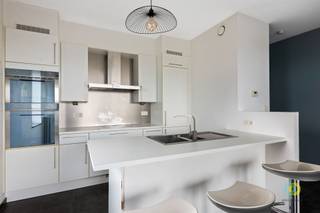 Dit instapklare en lichtrijke appartement bevindt zich op de bovenste verdieping van een recent gebouw met lift, net buiten het centrum van...
