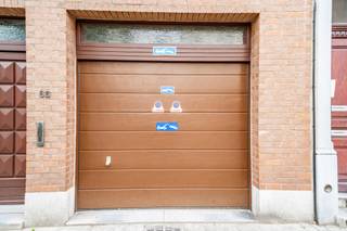 <p>Prachtige eengezinswoning, zogenoemde "bel-étage", gelegen in het hart van Koekelberg.<br /><br />De woning bevindt zich in een groene wijk van Koekelberg, op de grens met de gemeente Sint-Agatha-Berchem.<br />In de onmiddellijke nabijheid vindt u het Elisabethpark, de Basiliek, evenals talrijke voorzieningen: metrostation (op 200m) en diverse restaurants en winkels op wandelafstand.<br />Ideale ligging om het centrum van Brussel te bereiken of toegang te krijgen tot de ring.<br /><br />De woning biedt een bewoonbare oppervlakte (+/-182 m²) en is als volgt ingedeeld:<br /><br />KELDER: gezonde kelders – plateau van +/- 39 m², ideaal voor opslag of een atelier. Hier bevinden zich de ketel, tellers en het ventilatiesysteem.<br />GELIJKVLOERS: toegang via de privé-garage of via de voordeur. Inkomhal, wc, garage met automatische poort (+ autostaanplaats voor de garage), plaats voor fietsen, grote multifunctionele ruimte, wasplaats, bergingen.<br />1st VERDIEP.: leefruimtes met woonkamer en ruime, volledig uitgeruste keuken.<br />2de VERDIEP.: ouderlijke suite, douchekamer en een extra kamer die kan dienen als kleine slaapkamer, dressing of bureau.<br />3de VERDIEP.: twee "tweelingkamers" met aansluitende dressing.<br /><br />De woning is in PERFECTE staat.<br />Technisch: EPC F + elektriciteit conform (tem 2043), attest van de ketel aanwezig.<br />GEEN stedenbouwkundige inbreuken. De woning ligt niet in een overstromingsgebied.<br /><br />Voor vragen of het maken van een afspraak:<br />📞 02 315 77 22 – ✉️ maxime.l@weinvest.be</p>