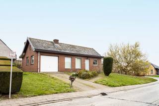 <p>Op zoek naar een gezellige woning met uitstekende bereikbaarheid? Deze charmante open bebouwing ligt op minder dan 100 meter van het station van Schendelbeke, met een rechtstreekse verbinding naar Brussel — ideaal voor pendelaars!</p>
<p>De woning bevindt zich volledig op het gelijkvloers en biedt een praktische indeling met 1 à 2 slaapkamers. De badkamer werd recent vernieuwd.</p>
<p>Dankzij de centrale verwarming op gas (met vernieuwde ketel) én een extra lucht/lucht warmtepomp geniet u hier van energiezuinig en flexibel verwarmen en koelen. Bovendien is de woning voorzien van PVC-ramen met dubbel glas en werd de zoldervloer geïsoleerd. Het dak is in goede staat.</p>
<p>De woning is volledig omringd door tuin, wat zorgt voor een aangename buitenruimte. Er is een oprit met parkeermogelijkheid en een inpandige garage. Die garage is momenteel ingericht als tweede kamer maar eenvoudig terug om te vormen naar garage. Daarnaast is nog een praktisch tuinhuis voor extra bergruimte.</p>
<p>Kortom, een compacte maar veelzijdige woning, ideaal voor starters, alleenstaanden of koppels die rustig willen wonen met vlotte verbindingen.</p>
<p>Interesse? Neem snel contact op voor een bezoek met Jordi 0477/32.61.53</p>