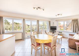 <strong>Koksijde-Bad, Residentie Porto Rico, Lichtrijk appartement met twee slaapkamers, 1e verdieping met lift. </strong><br />Het appartement bestaat uit: inkomhall, lichtrijke woonkamer met mooi uitzicht, open en volledig nieuwe keuken, twee slaapkamers, badkamer met douche en wastafel en een afzonderlijk toilet. Gemeenschappelijke fietsenstalling in de residentie. Het appartement kan bemeubeld aangekocht worden.<br /><br />Het appartement is in goede staat: nieuw schrijnwerk en beglazing, nieuwe chauffageketel, het dak werd vernieuwd en conforme elektrische installatie.<br /><br /><strong>Het lichtrijke appartement is heel rustig gelegen vlakbij het commerciële centrum en het strand. Enkel te bezichtigen na afspraak.</strong>