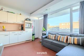 Zijn uitstekende rustige ligging op amper 15min wandelen van het strand en de zee, heeft dit appartement sowieso troef! Het appartement bevindt zich op de 2e verdieping (lift aanwezig) in de residentie 'Hyacint' in Park Atlantis. Park Atlantis is een vakantiedomein in De Haan waar verschillende voorzieningen zijn. Het park beschikt over voldoende parkeergelegenheid, speeltuintjes, tennisvelden, een voetbalveld, een petanqueveld. Kortom, alles wat u nodig heeft voor het fijne vakantie in een groene oase van rust, vindt u hier! Omvat: een lichtrijke leefruimte met volledig ingerichte en open keuken, aangenaam terras, aparte slaapkamer met tweepersoonsbed en een comfortabele badkamer met douche, lavabo en toilet. TROEVEN: • keuring elektriciteit CONFORM • open en volledig ingerichte keuken • groene en rustige omgeving • inclusief meubels • gratis parkeergelegenheid nabij het gebouw Dit appartement kan uw ideale vakantieverblijf zijn aan onze kust of uw perfecte investering. Domicilie niet toegestaan. 📞 Contacteer Lorenzo voor een bezoek: 0492 08 08 08 – lorenzo@correctvastgoed.be👉 Online schattingstool: www.correctvastgoed.be/schatting