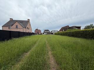 <p><strong><span>Ruime bouwgrond van 783 m² in Oostmalle!</span></strong></p>
<p><span>Bent u op zoek naar een ruim perceel om uw droomwoning te realiseren? Deze bouwgrond van </span><strong><span>783 m²</span></strong><span>, gelegen in </span><strong><span>Oostmalle</span></strong><span>, beschikt over een </span><strong><span>straatbreedte van 19,65 meter</span></strong><span> en biedt een uitstekende basis voor de bouw van een vrijstaande gezinswoning.</span></p>
<p><span>De bouwvoorschriften laten een </span><strong><span>maximale bouwdiepte van 17 meter</span></strong><span> toe, waardoor u voldoende ruimte heeft om een comfortabele en functionele woning te ontwerpen. Daarnaast mag een </span><strong><span>vrijstaand bijgebouw tot maximaal 75 m²</span></strong><span> worden opgericht, ideaal als garage, berging, hobbyruimte of praktijkruimte.</span></p>
<p><span>Dankzij de perceelbreedte geniet u van een optimale inplanting van de woning, met voldoende ruimte voor een mooie tuin, een ruime oprit en een aangename buitenomgeving. De ligging in Oostmalle combineert een rustige woonomgeving met een vlotte bereikbaarheid en de nabijheid van winkels, scholen en andere dagelijkse voorzieningen.</span></p>
<p><strong><span>Troeven:</span></strong></p>
<ul>
<li><span>Bouwgrond van 783 m²</span></li>
<li><span>Vrij zicht achteraan perceel</span></li>
<li><span>Straatbreedte van 19,65 meter</span></li>
<li><span>Geschikt voor een vrijstaande woning</span></li>
<li><span>Maximale bouwdiepte van 17 meter</span></li>
<li><span>Mogelijkheid tot het oprichten van een vrijstaand bijgebouw van maximaal 75 m²</span></li>
<li>Kroonlijst van 6,5 meter</li>
</ul>
<p><span>Een uitstekende opportuniteit voor wie op zoek is naar een ruim perceel met interessante bouwmogelijkheden op een aantrekkelijke locatie in Oostmalle.</span></p>
<p><span>Neem gerust contact op met Flor Vastgoed op 03 283 62 43 of via info@flor-vastgoed.be voor meer informatie!</span></p>