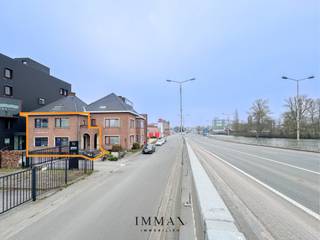 Op zoek naar een authentiek kantoor of praktijkruimte op een topligging langs de ring van Brugge?Dit ruimtelijk kantoorpand (circa 200m²) is gelegen...