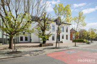 <p><span>Kom en ontdek dit appartement op zaterdag 25 april tussen 10 en 14 uur!</span></p><p><span>Dit tweeslaapkamerappartement bevindt zich in een kleinschalige residentie die in 2026 volledig van kop tot teen werd gerenoveerd.</span></p><p><span>Gelegen op het gelijkvloers geniet u hier van rust en privacy op een topligging in Rumbeke, met een vlotte bereikbaarheid en alle voorzieningen in de nabije omgeving.</span></p><p><span>De ruime woonkamer met open, volledig ingerichte keuken vormt het hart van het appartement en zorgt voor een aangename, lichtrijke leefomgeving. Verder beschikt het appartement over twee volwaardige slaapkamers, een praktische berging, een apart toilet en een ingerichte badkamer met ruime instapdouche. Bovendien kan u genieten van een ruim terras en een privatieve tuin.</span></p><p><span>Met een gunstige EPC-score B en conforme elektriciteit is dit appartement volledig instapklaar en energiezuinig.</span></p><p><span>Extra troeven zijn de privatieve kelderberging, een carport en een private autostaanplaats.</span></p><p><span>Een ideale opportuniteit voor wie comfortabel wil wonen op een uitstekende locatie!</span></p><p><span> </span></p><p><span>Langskomen? Geef een seinte op <span>info@property-vastgoed.be</span></span><span> of 0476 46 12 87</span></p>