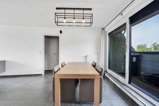 Op zoek naar een energiezuinig appartement met een uitstekende ligging in Waregem? Dan is dit instapklare appartement met EPC-label A zeker een bezoek waard!<br /><br />Dankzij de uiterst strategische ligging geniet u hier van een uitstekende bereikbaarheid. Het centrum van Waregem, winkels, horeca, recreatiemogelijkheden, openbaar vervoer en belangrijke verbindingswegen bevinden zich allemaal binnen handbereik.<br /><br />Het appartement bevindt zich op de tweede verdieping van de residentie en is zowel via de lift als de traphal bereikbaar.<br /><br />Vanuit de inkomhal komen we in de keuken met praktische was- en voorraadberging. Aansluitend vinden we de ruime en lichtrijke leefruimte, waar de grote raampartijen zorgen voor een aangenaam lichtinval. Dankzij de twee terrassen geniet u hier bovendien van een extra buitenruimte en kan u op elk moment van de dag heerlijk vertoeven.<br /><br />Via de nachthal bereiken we het slaapgedeelte van het appartement. Hier bevinden zich twee slaapkamers, beide voorzien van handige inbouwkasten. Verder vinden we er de badkamer met inloopdouche en lavabo, evenals een afzonderlijk toilet.<br /><br />Een extra troef is de privatieve autostaanplaats, die samen met het appartement wordt aangekocht voor €10.000.<br /><br />Plan vandaag nog uw bezoek en laat u verrassen door dit volledig instapklare appartement!<br /><br />UC: 20260321-0003827757-RES-1 - EPC:87 KWh<br />Ref: RVP/26029/KC