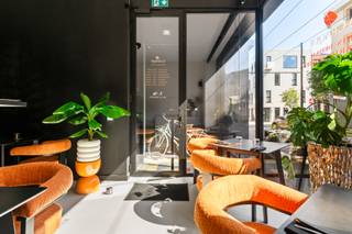 <p>Welkom in hartje Antwerpen! Dit unieke handelshuis bevindt zich in de befaamde wijk Zurenborg, één van die Antwerpse buurten die sfeer en gezelligheid ademt dankzij haar prachtige architectuur, karaktervolle straten en een levendige mix tussen jonge gezinnen, ondernemers, stadsmensen én levensgenieters. Bovendien bevindt de bruisende Dageraadplaats zich slechts op een steenworp afstand, dé ontmoetingsplek met sfeervolle terrassen, leuke cafés en restaurants.</p>
<p>Op het gelijkvloers ontdek je een trendy handelsruimte van maar liefst 65 m², compleet met een praktische kitchenette en uiteraard een toilet. Als absolute troef geniet je achteraan van een verrassend gezellige buitenruimte, een unieke meerwaarde die zich perfect laat vertalen naar jouw concept.</p>
<p>Op de eerste verdieping betreed je de woning, waar een unieke mix tussen authenticiteit en moderne invloeden je meteen weet te overtuigen. Hoge plafonds, prachtige planchetvloeren, sierlijke moulures en grote raampartijen zorgen meteen voor een exclusieve en ruimtelijke sfeer terwijl de stijlvolle, strakke open keuken met kookeiland het kloppende hart vormt van de leefruimte. Via de statige trap bereik je de bovenliggende verdiepingen waar er 3 ruime slaapkamers (22 m², 21 m² & 16 m²) op je wachten waarvan één toegang biedt tot het royale dakterras van 13 m², jouw eigen stukje rust middenin de levendigheid van de stad. Tot slot is er uiteraard nog een badkamer die werd voorzien van alle comfort, deze beschikt nl. over een comfortabel ligbad, inloopdouche, lavabo in meubel én aansluitingen voor een was- en droogmachine.</p>
<p>Kortom, een unieke parel voor wie wonen en werken wil combineren onder één dak!</p>
<p>Of voor wie simpelweg op zoek is naar een interessante investering: <br /><strong>Momenteel verhuurd</strong> à € 2.445,00/maand wat zorgt voor € 29.340,00 op jaarbasis. <br />Dit resulteert in een rendement van 3,70 %.</p>
<p><strong>Technische gegevens: Kelder </strong>voorzien.<strong> </strong>Aparte inkom voor het woon- en werkgedeelte. Centrale verwarming op gas via een condenserende ketel, HR-beglazing in aluminium, <strong>geïsoleerd dak, zonnepanelen </strong>aanwezig! Aparte meters voor gas en elektriciteit, water is gemeenschappelijk. <strong>Elektriciteit is conform!</strong></p>
<p><strong>Stedenbouwkundige inlichtingen en bodemattest in aanvraag. Asbestveilig! Bevindt zich niet in een risicozone voor overstromingen (P- en G-score C). Renovatieverplichting niet van toepassing.</strong></p>