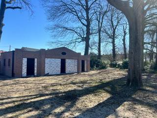Fase 2: In een klein nieuw appartementsgebouw in bouwstijl aansluitend bij de eclectische villa,  worden 5 appartementen afgewerkt. <br />Op de eerste verdieping rechts vinden we dit gezellige appartement met 2 slaapkamers en terras dat wordt afgewerkt met kwaliteitsvol materiaal.<br />De gang voert ons naar een ruime, lichte gezellige woon- eetkamer en open keuken. Het terras is bereikbaar vanuit de woonkamer en biedt uitzicht op het majestueuze bomenbestand van de parktuin. Beide lichte slaapkamers en de tussenliggende badkamer vervolledigen het appartement.Een handige bergplaats biedt ruimte voor de hedendaagse technieken.<br />Vloerverwarming door middel van warmtepomp, zonnepanelen en verluchtingsmodule zorgen voor een aangenaam binnenklimaat. Elk appartement in dit gebouw beschikt over een ruime privatieve kelderberging bereikbaar via trap of lift.<br />Het gebouw werd perfect geïntegreerd in een prachtige (her)aangelegde parktuin met wadi waarvan alle bewoners in het project het genot hebben. De gemeenschappelijke parkeergarage bevindt zich onder het naastliggende gebouw (minimaal 1 autostaanplaats verplicht aan te kopen, niet inbegrepen in verkoopprijs appartement). Een makkelijk bereikbare bovengrondse gemeenschappelijke fietsen- en afvalberging vervolledigen het geboden comfort voor de bewoners. <br />In de vormgeving van zowel gevels als interieur, wordt extra aandacht besteed aan een stijlvolle en tijdloze, duurzame afwerking.<br />Voor verdere informatie kan u ons steeds bereiken op 0473/45.77.37 of via mail info@batimmo-vastgoed.be<br /> 