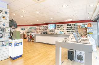 Bent u op zoek naar een opbrengsteigendom? Dan is dit uw kans, dit handelspand is verhuurd aan 1800€ per maand. Het handelspand heeft een oppervlakte van 260 m². Ook aan energie is gedacht, zo voldoet het handelspand aan alle normen, ramen met dubbel glas, zonnepanelen, verwarming op aardgas, airco en de elektriciteit is conform.  Het handelspand is gelegen op het volledig gelijkvloers van dit gebouw. Er zijn twee commerciële ruimtes, kantoren en opslagruimte.  Interesse? Contacteer ons voor een afspraak op 052/41.41.94 of info@rosiersderidder.be<br />Referentie: 5017