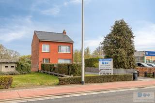 Op een centrale locatie bevindt zich deze charmante HOB met 2/3 slaapkamers, vrijstaande garage op 450 m².<br /><br />De woning bevindt zich op enkele minuten van centrum Nijlen wat ervoor zorgt dat winkels, scholen en openbaar vervoer binnen handbereik zijn.<br /> <br />De gunstige ligging maakt dat het woon- werkverkeer ideaal is voor deze woning, met directe verbindingen naar zowel Lier, Heist-op-den-Berg als Herentals/Zandhoven (E313/E34), waar verdere connecties mogelijk zijn.<br /><br />We komen de woning binnen langs de voordeur waarop we in de inkomhal terecht komen. Deze geeft enerzijds toegang tot de bovenverdieping en anderzijds tot de ruime, lichtrijke leefruimte met zithoek en eetplaats. Achterliggend treffen we de keuken met ontbijtgelegenheid, achterliggend treffen we de badkamer met ligbad en een apart toilet. Verder hebben we nog een lichtrijke veranda deze toegang geeft tot de ruime kelderverdieping en de gezellige tuin. <br /><br />Op het 1ste verdiep biedt de overloop toegang tot 2 zeer ruime slaapkamers en 1 babykamer/bureau. <br /><br />Tot slot geniet de woning een bergzolder, vrijstaande garage alsook een gezellig tuintje waar het heerlijk vertoeven is!<br /><br />Er is eveneens de mogelijkheid tot aankopen van de naastliggende bouwgrond, waarover meer informatie op kantoor.<br /><br />Kortom, een ruwe diamant met tal van mogelijkheden op een centrale locatie te Nijlen die u moet gezien hebben!