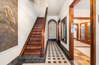 In een rustig éénrichtingsstraatje, op een steenworp van de Kaai en de prachtige Schelde, wacht deze karaktervolle woning op een nieuwe eigenaar...