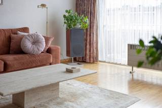 <p><span>Op zoek naar een ruim en goed onderhouden appartement met 3 slaapkamers en 2 terrassen? Dit aangename appartement in Borsbeek combineert comfort, ruimte en een praktische indeling. Bij het appartement is verplicht een garage bij aan te kopen aan 25.000.</span></p><p><span>Via de centrale inkomhal met veiligheidsdeur met meerpuntssluiting betreed je het appartement. Een glazen deur leidt naar de ruime en lichtrijke leefruimte, waar de grote raampartijen zorgen voor een aangename hoeveelheid natuurlijk licht. Vanuit de leefruimte heb je rechtstreeks toegang tot het terras aan de voorzijde.</span></p><p><span>De leefruimte sluit mooi aan op de volledig uitgeruste, witte keuken, waardoor een open en vloeiend geheel ontstaat.</span></p><p><span>Het appartement beschikt over 3 ruime slaapkamers. Twee slaapkamers hebben elk hun eigen terras aan de achterzijde. Eén van de achtergelegen terrassen is overdekt wat zorgt voor een fijne extra plek om altijd te genieten van de buitenlucht en waar het rustig vertoeven is.</span></p><p><span>De badkamer is uitgerust met een ligbad en het toilet is apart. Daarnaast is er een praktische berging, ideaal om alles netjes en georganiseerd op te bergen.</span></p><p><span> </span></p><p><span>Bijzonderheden:</span></p><p><span>EPC Energielabel C - 206 kwh/(m² jaar)</span></p><p><span>Geen renovatieplicht</span></p><p><span>Er is overal dubbele beglazing met aluminium kader</span></p><p><span>CV is individueel op gas (ketel is 5 jaar geleden vernieuwd)</span></p><p><span>In 2006 werd de keuken volledig vernieuwd alsook de parketvloer in de leefruimte, inkomhal en twee slaapkamers. De derde slaapkamer kreeg een nieuwe tapijtvloer.</span></p><p><span>Het dak is reeds geïsoleerd</span></p><p><span>In het gebouw is een gemeenschappelijke fietsenstalling aanwezig</span></p><p><span>Vaste kosten: 120/maand (inbegrepen: water, minuterie gang, lift)</span></p><p><span>P-score: A</span></p><p><span>G-score: A</span></p>