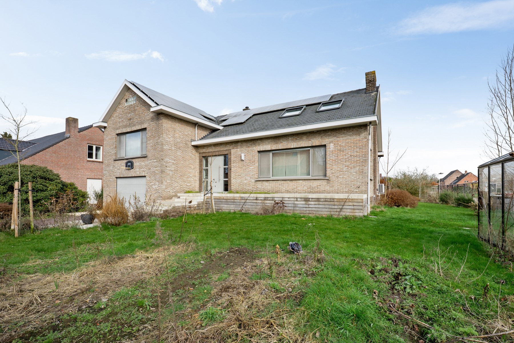 Villa met 5 slaapkamers, 2 badkamers en een ruime kelder. - foto 2