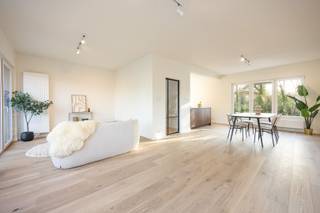 Kwaliteitsvol gerenoveerde HOB met vier slaapkamers, garage met oprit en zonnige tuin op een toplocatie te Brasschaat!<br /><br />De woning werd van A tot Z gerenoveerd met hoogwaardige materialen en is als volgt ingedeeld: via de ruime inkomhal met apart toilet betreedt men de woning, deze geeft toegang tot een polyvalente ruimte (10m2), een berging en de garage. Aan de achterzijde heeft men toegang tot de zuid gerichte tuin.<br /><br />Via de trap bereikt men de lichtrijke leefruimte op vernieuwde parketvloer en een vernieuwde open KVIK keuken voorzien van alle toestellen van het merk Bosch.<br /><br />De tweede verdieping is ingedeeld in vier slaapkamers en een volledig vernieuwde badkamer voorzien van een moderne inloopdouche met regendouchekop, een dubbele lavabo en een tweede toilet.<br /><br />Aan de achterzijde bevindt zich de gezellige zonnige tuin (ca. 170m2) met vernieuwd terras (ca. 30m2). <br /><br />Tenslotte is er ook een garage met automatische poort en oprit aanwezig.<br /><br />Belangrijkste troeven:<br /><br />- Recente totaalrenovatie (2026)<br />- Gunstige EPC score (B)<br />- Geïsoleerde spouwmuur<br />- Elektriciteit conform tot 2051<br />- Vernieuwd en geïsoleerd dak<br />- Driedubbele vernieuwde beglazing<br />- Asbestveilig<br /><br />189m2 bewoonbare oppervlakte cfr EPC.<br /><br />Wenst u een bezoek of meer informatie? Dan kan u ons steeds contacteren via info@dvarealestate.be of via 03/297.00.00.