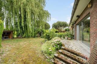 In Herseaux, prachtige 4-gevelvilla met royale volumes!Gelegen op een schitterend perceel van 2.037 m², onderscheidt deze villa zich door haar ruime leefruimtes, aangelegde tuin met vijver en kwalitatieve afwerking. Daarnaast beschikt de woning over 32 zonnepanelen, een echte troef op energetisch vlak.Het gelijkvloers omvat een inkomhal, een grote lichtrijke leefruimte met gashaard, een uitgeruste keuken, een doucheruimte en bergruimtes.Op de verdieping: nachthal, 4 slaapkamers, waarvan één met dressing, complete badkamer met ligbad, inloopdouche, dubbele wastafel en apart toilet.Functionele kelder met wijnkelder, technische ruimte en opbergruimtes.Buiten geniet u van een afzonderlijke dubbele garage in de tuin, privatieve parkeerplaatsen en een aangename groene omgeving met vijver.Comfort: centrale verwarming op gas, airconditioning, dubbele beglazing, elektrische rolluiken, alarmsysteem, regenwaterput en gemotoriseerde garagepoorten.Bewoonbare oppervlakte: 289 m²Perceeloppervlakte: 2.037 m²EPC: B — 150 kWh/m²/jaar
