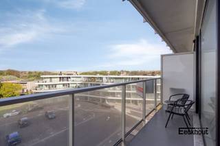 Dit appartement op de 3e verdieping van residentie 'Nautilus' bevindt zich vlakbij strand en duinen en biedt alles wat je nodig hebt voor een comfortabel en ontspannen verblijf aan de Belgische kust. Het appartement beschikt over een lichtrijke leefruimte met toegang tot het terras en open zicht, een onderhouden keuken, 2 slaapkamers, badkamer voorzien van lavabomeubel, douche en aansluiting voor wasmachine, . Er is een apart toilet in de inkomhall. Met een bewoonbare oppervlakte van 67m² is er voldoende ruimte om te ontspannen en tot rust te komen. Het appartement is energiezuinig (EPC-label B), asbestveilig en de elektrische installatie is conform! Dé troef is ongetwijfeld het terras met open zicht waar je kan genieten van de frisse zeelucht en de rustige omgeving. Ook voorziet het gebouw in een fietsenberging, een extra privatieve berging en een afvallokaal voor de bewoners.<br />Er is een privatieve autostaanplaats voor het gebouw inbegrepen in de prijs.