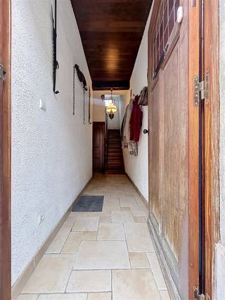<h1><span>Charmante stadswoning in centrum Ieper</span></h1><h1><span>Deze </span><span>knusse</span><span> woning beschikt over een </span><span>praktische</span><span> indeling, waarbij de beschikbare ruimtes optimaal worden benut.</span></h1><h1><span>Op het </span><span>gelijkvloers</span><span> bevindt zich de</span><span> inkomhal</span><span> met </span><span>gastentoilet</span><span>, die toegang verleent tot de aangename </span><span>leefruimte met open keuken</span><span>. Aansluitend bevindt zich de </span><span>gezellige stadskoer</span><span>, die een aangename buitenruimte vormt.</span></h1><h1><span>Er is tevens een </span><span>droge kelder</span><span> aanwezig.</span></h1><h1><span>De </span><span>eerste verdieping</span><span> omvat een </span><span>nachthal</span><span>, een </span><span>ruime slaapkamer</span><span> en een </span><span>badkamer</span><span>, uitgerust met een </span><span>douche, lavabo en toilet.</span></h1><h1><span>Op de </span><span>tweede verdieping</span><span> is een tweede </span><span>slaapkamer</span><span> en een afzonderlijke </span><span>zolderruimte</span><span>, die kan worden aangewend als bergruimte, bureau, hobbyruimte of extra slaapkamer.</span></h1><h1><span>Dankzij haar functionele indeling, aangename leefruimtes en onderhoudsvriendelijke buitenruimte vormt deze woning een interessante opportuniteit voor zowel eigen bewoning als investering.</span></h1><h1><span> </span></h1><h1><span>Mogelijkheid tot huren van garage om de hoek!</span></h1>