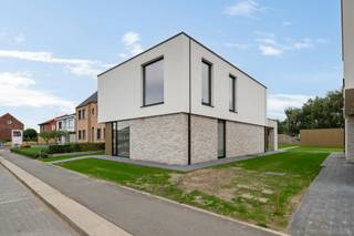 Moderne en ruime nieuwbouwwoning op een perceel van 740m² met een fraai uitzicht over de achtergelegen weilanden! De lichtrijke gezinswoning...