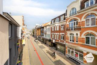 Ontdek dit exceptionele opbrengsteigendom gelegen in het bruisende centrum van De Panne, een onmiskenbaar juweeltje voor investeerders op zoek naar een lucratieve vastgoedkans.<br /><br />Dit eigendom biedt een veelzijdige mix van mogelijkheden, bestaande uit een ruim <strong>handelsgelijkvloers</strong>, voorzien van een aparte vergaderzaal voor diverse bedrijfsactiviteiten. Het <strong>aanliggende gelijkvloers appartement</strong> biedt een naadloze verbinding en een perfecte gelegenheid voor wie op zoek is naar het comfort van een residentieel verblijf op een dynamische locatie.<br /><br />Met <strong>drie volledig ingerichte en instapklare appartementen met EPC score B! </strong>, biedt dit vastgoed een schat aan mogelijkheden voor investering en verhuur. Elke verdieping herbergt een uitgekiende indeling met een royale leefruimte, een volledig uitgeruste keuken, een verfrissende badkamer en twee comfortabele slaapkamers - een ideale thuisbasis voor bewoners of vakantiegangers die het comfort van luxe willen ervaren.<br /><br />Wat dit aanbod nog aantrekkelijker maakt, is het gebrek aan renovatieverplichtingen.<br /><br />De <strong>uitstekende centrale ligging in De Panne</strong>, gelegen in de rustige Kasteelstraat, biedt een perfecte balans tussen sereniteit en het bruisende leven. De nabijheid van de markt en de Zeelaan voegt nog meer waarde toe aan dit onweerstaanbare aanbod.<br /><br />Grijp deze kans om te investeren in een eigendom dat niet alleen in waarde zal toenemen, maar ook een stabiele en aantrekkelijke bron van inkomsten zal bieden. <br />Neem vandaag nog contact met ons op voor meer informatie en een bezichtiging.