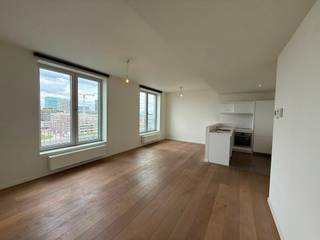 Op een unieke locatie aan de Kattendijkdok-Westkaai ligt dit gezellige appartement met een prachtig zicht op het dok. De lichtrijke leefruimte vormt de perfecte plek om elke dag te genieten van de rust van het water, terwijl de levendige buurt met haar restaurants, winkels en het Eilandje vlakbij ligt.<br /><br />Het appartement beschikt over één comfortabele slaapkamer met een ensuite badkamer, waardoor privacy en gebruiksgemak hand in hand gaan. Bovendien hoef je je nooit zorgen te maken over parkeren dankzij de ondergrondse autostaanplaats die inbegrepen is in de huurprijs en beschik je over een handige private berging voor extra opslagruimte.<br /><br />De vaste gemeenschappelijke kosten bedragen €125 per maand.