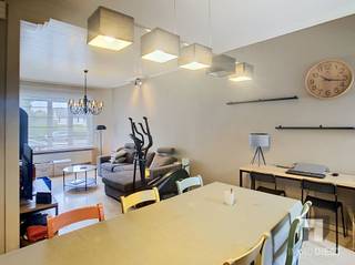 <p><span>Op zoek naar een comfortabele en praktisch ingedeelde gezinswoning op een gunstige locatie? Deze gezellige woning, gelegen vlak bij het centrum van Diest, biedt alles wat een gezin nodig heeft.</span></p><p><span>De woning beschikt over drie volwaardige slaapkamers, met de mogelijkheid om een vierde slaapkamer in te richten op de zolderverdieping. De moderne, volledig uitgeruste keuken is voorzien van alle nodige toestellen en vormt het hart van de woning.</span></p><p><span>Een absolute troef is de achtertuin met verharde terrassen en een verzorgd groen gazon. Hier geniet u in alle rust van het buitenleven, met volop ruimte voor ontspanning, spelende kinderen of gezellige momenten met familie en vrienden. Dankzij de omheining rondom biedt de tuin een hoog niveau van privacy en veiligheid.</span></p><p><span>Indeling:<br />· Inkomhal;<br />· Woonkamer;<br />· Keuken voorzien van alle toestellen; <br />· Toilet <br />· 3 slaapkamers, mogelijk tot 4<br />· Badkamer met inloopdouche en toilet;<br />·Tuin;<br />· Berging/ washok;<br />· Kelderberging;<br />· Zolderberging;<br /><br />Pluspunten:</span></p><p><span>- Vlakbij het centrum van Diest<br />- Dichtbij station<br />- Op wandelafstand van winkels, horeca, scholen, openbaar vervoer</span></p><p><span> </span></p><p><span>De huurprijs bedraagt €1370,00</span></p><p><span>Wilt u dit appartement graag bezoeken? Dat kan!</span></p><p><span> </span></p><p><span>Vul uw huurprofiel in op Immodiest.be (onder te huur - >Eduard Robeynslaan 116 - 3290 Diest ->Oranje knop -> 'Huuraanvraag')</span></p><p><span>Van zodra wij deze informatie ontvangen hebben, nemen wij contact met u op.</span></p><p><span> </span></p>
