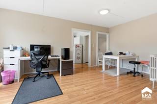 <p><strong>Te koop: ruim appartement in het centrum van Ieper, gelegen aan het Minneplein, met prachtig zicht op de Ieperse torens.</strong></p><p>Dit appartement biedt een unieke combinatie van wonen in het hart van de stad en genieten van een mooi uitzicht. Dankzij de centrale ligging bevindt u zich op wandelafstand van winkels, horeca en openbaar vervoer. Bovendien is er een autostaanplaats beschikbaar, wat een grote troef is in deze stadsomgeving. Het EPC-label C zorgt voor een comfortabele energieprestatie.</p><p> </p><p><strong>Belangrijkste ruimtes:</strong></p><p>• Lichtrijke woonkamer met uitzicht op de Ieperse torens</p><p>• Keuken met praktische indeling</p><p>• Drie slaapkamers, ideaal voor gezin of gasten</p><p>• Badkamer met douche en wastafel</p><p>• Terras voor buitenmomenten</p><p> </p><p><strong>Troeven:</strong></p><p>• Zicht op de Ieperse torens</p><p>• Centrale ligging nabij openbaar vervoer</p><p><span>•</span><strong> </strong><strong>OPTIONEEL: aankoop autostaanplaats mogelijk</strong></p><p><br /></p><p>Neem vandaag nog contact op met uw ERA-makelaar voor een bezoek.</p><p><strong>JOUW DROOMAPPARTEMENT. ZO GEVONDEN!</strong></p>