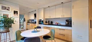 Voor een afspraak, bel Tom 0468/09 81 97.Dit prachtig gerenoveerde herenhuis, karaktervol en instapklaar is gelegen tussen de kleine en grote ring...