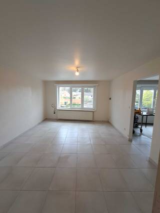 Gerenoveerd 1-slaapkamerappartement op toplocatie in Kessel-Lo, op wandelafstand van het station, winkels en centrum Leuven. Vrij vanaf 15 april of 30 april ( bespreekbaar)<br /><br />EPC: 161 kWh/m² (label B)<br />Oppervlakte: 62 m²<br /><br />Wij zoeken een rustige huurder voor dit appartement op de 2de verdieping (geen lift).<br />Ideaal voor een alleenstaande (of een koppel).<br /><br />Het appartement omvat een inkomhal met toilet, een ruime living met aansluitende keuken.<br />(Fornuis en koelkast dienen zelf geplaatst te worden.)<br /><br />Het keuken-eiland staat op wieltjes en is dus verplaatsbaar.<br /><br />Verder is er een badkamer met inloopdouche, een berging met plaats voor wasmachine en droogkast, en één slaapkamer met elektrisch rolluik.<br /><br />Er is een buiten-parkeerplaats voor 1 wagen.<br />Geen tuin of terras. ( dus minder geschikt voor huisdieren )<br /><br />Alle vloeren, buitenmuren, elektriciteit, afvoer- en waterleidingen, evenals de keuken en badkamer werden netjes gerenoveerd.<br /><br />Met individuele tellers op eigen rekening voor:<br /><br />water<br />gas (eigen wandketel centrale verwarming)<br />elektriciteit<br /><br />Zeer lage gemeenschappelijke kosten: verbruik van verlichting in de gang, parlofoon en 1/4 GFT-bak.<br />Dit bedraagt ongeveer €33 per jaar.<br /><br />Huurprijs: €830 per maand<br />Waarborg: 3 maanden