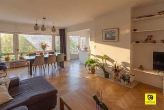 <p><span>Charmant 3-slaapkamerappartement met zuidgericht terras op toplocatie in Wilrijk</span></p><p><span>Op zoek naar een ruim, stijlvol en gerenoveerd appartement op een uitstekende locatie? Dan is dit prachtige 3-slaapkamerappartement van maar liefst 116 m², gelegen op de 3de verdieping aan de Ringlaan 78 te Wilrijk, absoluut een bezoek waard. Het appartement werd in 2017 gerenoveerd en combineert hedendaags comfort met een warme, karaktervolle uitstraling. Bovendien beschikt het over een EPC B, een conforme elektrische keuring en een heerlijk zuidgericht terras.</span></p><h3><span>Locatie:</span></h3><p><span>Het appartement geniet van een uitstekende ligging in Wilrijk. De Ringlaan bevindt zich op een centrale locatie met vlotte verbinding naar Antwerpen, de A12 en de Antwerpse Ring. In de directe omgeving vindt u tal van winkels, supermarkten, scholen, openbaar vervoer en sportfaciliteiten. Bovendien liggen ook Park Den Brandt, Park Middelheim en het Nachtegalenpark op korte afstand, ideaal voor ontspanning en wandelingen in het groen.</span></p><p><span>Indeling:</span></p><p><span>U bereikt het appartement eenvoudig via de lift of trap en komt binnen in een ruime inkomhal, afgewerkt met een stijlvolle visgraatparketvloer die doorloopt doorheen het appartement en alle ruimtes harmonieus met elkaar verbindt. In de hal is reeds een praktische vestiairekast voorzien, met daarnaast nog voldoende ruimte voor extra opbergmogelijkheden.</span></p><p><span>Meteen links bevindt zich de</span><span> </span><span>ruime en lichtrijke leefruimte, eveneens afgewerkt met visgraatparket. Dankzij de brede PVC-raampartijen met dubbele beglazing geniet deze ruimte van een overvloed aan natuurlijk licht. In de avond valt hier bovendien het zonlicht prachtig binnen, wat zorgt voor een aangename en warme sfeer. De leefruimte biedt moeiteloos plaats aan een royaal salon en een grote eettafel.</span></p><p><span>Aansluitend vindt u de open, volledig uitgeruste keuken, afgewerkt met een charmante keramische tegelvloer. Deze beschikt over alle hedendaagse comfortvoorzieningen, waaronder een oven, inductiekookplaat, spoelbak, koelkast, diepvries én meer dan voldoende kastruimte.</span></p><p><span>Verder in de hal bevinden zich achteraan twee volwaardige slaapkamers van elk ca. 17 m². Eén van deze kamers beschikt over een ingebouwde kast en geeft rechtstreeks toegang tot het zuidgericht terras, waar een handige ingebouwde inklapbare bank is verwerkt de ideale plek om volop te genieten van de voormiddag -en namiddagzon. Daarnaast is er nog een derde slaapkamer van ca. 8m², perfect als kinderkamer, bureau of hobbyruimte.</span></p><p><span>De ruime badkamer is modern ingericht en voorzien van een dubbele lavabo, inloopdouche met automatische ventilatiesysteem en aansluitingen voor wasmachine en droogkast. Verder is er ook een apart gastentoilet.</span></p><p><span>Extra praktisch is de individuele, ruime kelderberging in de ondergrondse verdieping. Bovendien is er de mogelijkheid om optioneel een achterliggende garagebox aan te kopen voor 35.000 euro.</span></p><p><span>Troeven op een rij:</span></p><ul><li><span>Volledig gerenoveerd in 2017 </span></li><li><span>Ruim en instapklaar appartement (116 m²) </span></li><li><span>3 slaapkamers </span></li><li><span>Zuidgericht terras </span></li><li><span>EPC B </span></li><li><span>Elektriciteit conform </span></li><li><span>Gemeenschappelijke fietsenstalling </span></li><li><span>Individuele kelderberging </span></li><li><span>Optionele garagebox (35.000) </span></li></ul><p><span> </span></p><p><span>Een ideaal appartement voor wie ruimte, licht en een centrale ligging combineert met comfort.</span></p><p><span> </span></p><p><span> </span></p><p><span>Dit appartement neemt deel aan de verkoopmarathon op </span><span>zaterdag 9 mei 2026.</span></p><p><span>U kan deze woning of dit appartement komen bekijken </span><span>tussen 09u en 12u.</span></p><p><span> </span></p><p><span>Graag een bezoek? Schrijf je dan in via <span>info@coprimmo.be</span></span><span> of via de online afspraak-agenda rechtstreeks (indien mogelijk) op de pagina van dit pand.</span></p><p><span> </span></p>