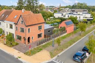 <p><span>Vous recherchez une maison familiale 100 % prête à emménager, économe en énergie et idéalement située ?</span><br /><span>Alors cette charmante maison située au centre de Merelbeke mérite absolument votre attention !</span></p>
<p><strong><span>AGENCEMENT :</span></strong><br /><span>Le hall d’entrée avec porte vitrée vous mène vers un séjour lumineux, suivi d’une cuisine ouverte entièrement équipée donnant directement accès à la terrasse et au jardin.</span></p>
<p><span>Vous trouverez ensuite une première salle de bains avec douche à l’italienne, une buanderie pratique équipée de nombreux placards sur mesure, un WC séparé ainsi qu’un accès à la cave sèche et fonctionnelle.</span></p>
<p><span>Au premier étage se trouve une chambre climatisée avec, attenante, une deuxième salle de bains équipée d’une baignoire ainsi qu’un WC séparé. La deuxième pièce, dotée de placards intégrés sur tout le pourtour, peut être aménagée en dressing, bureau ou chambre.</span></p>
<p><span>Au deuxième étage, vous découvrirez encore deux agréables chambres, idéales comme chambres d’enfants, toutes deux équipées de la climatisation.</span></p>
<p><span>Le garage a été transformé en un espace indépendant pouvant servir de bureau à domicile ou de tiny house. Il est équipé d’un évier et d’un réfrigérateur intégrés dans un meuble, de la climatisation ainsi que d’un escalier fixe menant à un espace sous toiture.</span><br /><span>Idéal comme bureau, salle de jeux ou espace de loisirs.</span></p>
<p><span>À l’extérieur, vous profitez d’un jardin entièrement clôturé, d’une grande terrasse, d’un spacieux local à vélos et d’un abri de jardin.</span></p>
<p><strong><span>ATOUTS :</span></strong><span> label PEB A, 12 panneaux solaires, 4 unités de climatisation, installation électrique conforme, habitation sans risque lié à l’amiante et citerne d’eau de pluie.</span></p>
<p><strong><span>ATOUT SUPPLÉMENTAIRE : LA SITUATION !</span></strong><br /><span>Mobiscore de 8,5/10. En plein centre de Merelbeke, avec commerces, écoles et transports en commun accessibles à pied.</span></p>
<p><span>Pour plus d’informations ou pour organiser une visite, contactez Marianne au 0478 38 12 88.</span></p>
<p><span>Les superficies mentionnées sont données à titre purement informatif et ne sont pas contractuelles.</span></p>