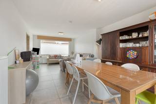 Op een perceel van 300 m² bevindt zich deze volledig gerenoveerde en instapklare woning met maar liefst 4 slaapkamers. Dankzij het gunstige EPC-label (B), de zonnepanelen, de ruime garage en de zonnige, zuidgerichte tuin, geniet u hier van comfortabel en energiezuinig wonen.Zoek je immo in Lo-Reninge? Lees dan zeker verder.INDELINGGelijkvloers:- inkom met gastentoilet- lichtrijke leefruimte met zicht op de tuin- aparte geïnstalleerde keuken- inpandige garage met automatische poort- technische ruimte/berging1e verdieping:- nachthal- 4 ruime slaapkamers- badkamer met wasmeubel, ligbad/douche en toiletDe woning beschikt bovendien over een zolder, bereikbaar via een plooitrap, ideaal als extra bergruimte.Buiten geniet u van een aangename, zuidgerichte tuin met aangelegd terras en tuinhuis, perfect om in alle rust van de zon te genieten.ALGEMEEN:- 4 ruime slaapkamers- EPC label B- Conforme elektrische installatie- Zonnepanelen- Zuidgerichte tuin- Inpandige garageBestuursmaatregelen in het maatregelenregister: in aanvraag