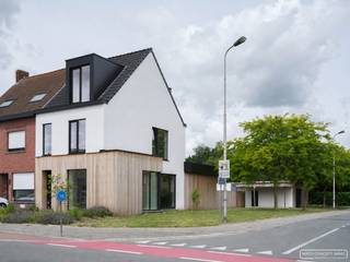 Via een charmant golvend klinkerpad bereik je de <strong>inkomhal</strong> met <strong>gastentoilet</strong>. De <strong>lichtrijke eetruimte</strong> en gezellige <strong>living met zwevende trap en ingewerkt TV-meubel </strong>vormen het hart van de woning. De <strong>open keuken</strong> is volledig uitgerust met onder andere een <strong>wijnfrigo</strong>, frigo, oven, microgolf en kookplaat <strong>en zitgedeelte.</strong> Aansluitend vind je een <strong>praktische keukenberging</strong> én een <strong>aparte wasberging</strong>. Het grote schuifraam brengt je naar een <strong>ruim terras</strong> en een volledig <strong>aangelegde tuin</strong> met graszone, sierplanten, haag, bomen en een wadi — perfect ingericht op de toekomst én ideaal om van elk seizoen te genieten.<br /><br />Achteraan de aangelegde tuin bevindt zich een gezellig <strong>overdekt terras </strong>waar je heerlijk kan genieten van de avondzon. Dit sluit aan op een <strong>anderhalve garage met automatische poort</strong>, bereikbaar via de zijkant van de woning.<br /><br />Op de eerste verdieping zijn er <strong>twee ruime slaapkamers</strong> en een <strong>badkamer</strong> met douche, lavabomeubel en toilet. Op de bovenste verdieping bevindt zich de <strong>master bedroom </strong>afgewerkt met tapijt. Dit is een zeer lichtrijke ruimte dankzij de twee grote raampartijen die daarenboven een uniek uitzicht bieden. Hier beschik je bovendien over een <strong>losstaand bad en een royaal lavabomeubel, </strong>vloer afgewerkt in aquasensa.<br /><br />Een woning die uitblinkt in charme, hedendaagse afwerking en praktische indeling — pal in het centrum van Waregem.<br /><br />De woning wordt verkocht onder registratierechten (12% of 2%).<br />
<h3>Duurzame woning</h3>
<ul>
<li>Hybride warmtepomp met vloerverwarming op het gelijkvloers</li>
<li>Warmtepomp met airco in elke kamer</li>
<li>EPC-label A</li>
</ul>
<h3>Interesse? Schrijf je in voor het bezoekmoment op woensdag 24 juni of zaterdag 27 juni</h3>
Kies een tijdsslot naar keuze via onze website door te klikken op de zwarte knop 'maak nu een afspraak'.<br />Heb je verder vragen? Stel ze gerust via Sarah: sarah@maesconceptimmo.be