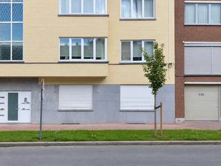 AANGENAAM EN LICHTRIJK 2-SLAAPKAMERAPPARTEMENT, rustig maar toch ZEER CENTRAAL GELEGEN OP WANDELAFSTAND VAN WINKELS EN DAGELIJKSE VOORZIENINGEN. Het appartement bevindt zich op de 1STE VERDIEPING en is vlot bereikbaar met de LIFT. Het appartement werd reeds op verschillende vlakken VERNIEUWD en beschikt onder meer over een VERNIEUWDE KEUKEN, VERNIEUWDE BADKAMER EN NIEUWE VLOERBEKLEDING. In combinatie met de AANGENAME LICHTINVAL en het BALKON zorgt dit voor een COMFORTABELE WOONOMGEVING waar u zich meteen thuis voelt. Ook als INVESTERING biedt deze eigendom INTERESSANTE MOGELIJKHEDEN.<br />De indeling gaat als volgt: via de inkomhal bereikt u de lichtrijke leefruimte met toegang tot het balkon. Aansluitend bevindt zich de vernieuwde en volledig ingerichte keuken, voorzien van het nodige hedendaagse comfort. Verder beschikt het appartement over 2 volwaardige slaapkamers en een vernieuwde badkamer. Op de kelderverdieping bevindt zich bovendien een zeer ruime privatieve berging, ideaal voor fietsen en bijkomende opslagruimte.<br /><br />Adres: Gomar Vandewielelaan 10 bus 102 te Ronse<br /><br />EPC: 194kWh/m²; G-score en P-score A; Geen renovatieverplichting van toepassing; Bestuursmaatregelen in het maatregelenregister: Neen