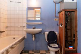 HOBOKEN | HALFOPEN, TE RENOVEREN GEZINSWONING MET TWEE SLAAPKAMERS, TUIN, OPRIT EN GARAGE | EPC D |Indeling als volgt : gelijkvloers : oprit -...