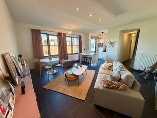 Dit rustig gelegen tweeslaapkamer appartement bevindt zich op een steenworp van het bruisende centrum van Hasselt. Ideaal voor voor een alleenstaande of koppel dat graag rustig woont en toch geniet van alles wat het bruisende leven van Hasselt te bieden heeft.<br /><br />Indeling:<br /><br />Verdiep +2<br />- Inkomhal<br />- Woonkamer<br />- open keuken<br />- Berging/technische ruimte <br />- Toilet <br />- Badkamer <br />- Slaapkamer 1<br />- slaapkamer 2/ bureauruimte <br />- Terras<br /><br />Verdiep -1:<br /><br />- kelderberging<br />- gemeenschappelijke fietsenberging<br /><br />Optioneel bij te huren: ondergrondse autostaanplaats (75,00 euro/maand)<br /><br />De snelste manier om een bezoek te brengen aan dit appartement? Vraag je bezoek aan via de rode knop op onze website (www.dewaele.com).<br /><br />Telefonisch kunnen er geen afspraken gemaakt worden. Bij andere vragen kun je ons telefonisch contacteren via 011 30 50 50.<br /><br />Tot binnenkort