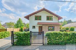 Exclusieve villa met zorgwoning op toplocatie in Balen<br /><br />In de geliefde Kapelstraat in Balen bevindt zich deze uitzonderlijke eigendom waar luxe, ruimte en veelzijdigheid perfect samenkomen. Gelegen op een absolute toplocatie, vlakbij het prachtige recreatie- en natuurgebied Keiheuvel, geniet u hier dagelijks van rust, groen en een uitstekende bereikbaarheid.<br /><br />Deze unieke eigendom bestaat uit een stijlvolle hoofdwoning en een volledig ingerichte zorgwoning.. Een zeldzame combinatie met enorm veel mogelijkheden voor grote gezinnen, kangoeroewonen, zelfstandigen of investeerders.<br /><br />Via de inkomhal betreedt u de woning, waarna u verder doorloopt naar de ruime en lichtrijke leefruimte met aansluitend de luxueuze open keuken. De woning werd afgewerkt met hoogwaardige materialen en straalt klasse en comfort uit in elke ruimte.<br /><br />Verder beschikt de woning over 3 ruime slaapkamers, waarvan één slaapkamer op het gelijkvloers, ideaal voor wie levenslang comfortabel wil wonen. Zowel op het gelijkvloers als op de verdieping bevindt zich een volledig uitgeruste badkamer, wat zorgt voor extra comfort voor het hele gezin.<br /><br />Ook energetisch scoort deze woning uitstekend met een EPC-label A en een zeer gunstige EPC-score van slechts 72 kWh/m²jaar.<br />Achteraan het perceel bevindt zich de volledig ingerichte zorgwoning met een eigen keuken, eetkamer, woonkamer, badkamer en 2 slaapkamers. Achter het bijgebouw werd bovendien een praktische carport voorzien.<br /><br />De eigendom is volledig toegankelijk via twee automatische poorten. Zowel langs de voorzijde als via de zijkant van het perceel kan men de woning oprijden, waardoor u eenvoudig met de wagen tot aan de carport geraakt.<br /><br /><br />Een uitzonderlijk eigendom voor wie op zoek is naar luxe, ruimte, energiezuinig wonen én extra mogelijkheden op een topligging in Balen.